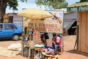 Stand de Sylvie  Grekoudou, 37 ans, vendeuse de beignets dans le camp des déplacés de l’aéroport de Bangui. © Pacôme Pabandji pour Jeune Afrique