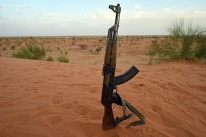 Un fusil d’assaut Kalashnikov de l’armée malienne, dans la région de Tombouctou. © Pascal Guyot/AFP