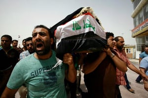 Des hommes portent un cercueil à Najaf, en Irak, le 3 juillet 2016. © Haidar Hamdani/AFP