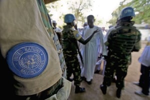 Barrages de sécurité mis en place par les Casques bleus près de la mosquée de Koudoukou à Bangui, le 30 mai 2015. © Andrew Medichini/AP/SIPA