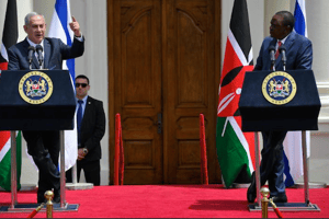 Le Premier ministre israélien Benjamin Netanyahu et le président kenyan Uhuru Kenyatta, le 5 juillet 2016 à Nairobi. © AFP