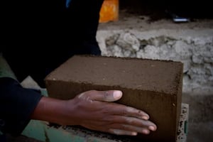 Concrètement, ces briques sont fabriquées à partir de terre et de ciment (5 % à 8 %), compressées dans un moule puis durcies naturellement sans cuisson. © Jacob Kushner/Sparknews
