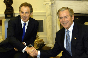 Le Premier ministre britannique Tony Blair et le président américain G. W Bush à la Maison Blanche le 16 avril 2004. © AFP