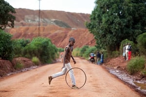 Un enfant joue près de la mine de cuivre de la Ruashi, au Katanga. 40 000 enfants travaillaient dans les mines de la région, en 2014. © Gwenn Dubourthoumieu pour Jeune Afrique