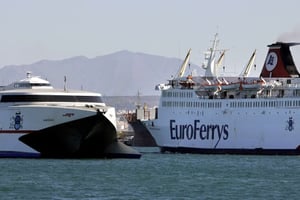 Un ferry entrant au port de Tanger en 2007. © AP Photo/Armando Franca