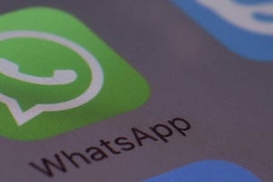 Le logo de l’application WhatsApp sur un smartphone. © Patrick Sison/AP/SIPA