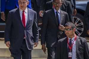 Le 6 juillet 2016, accompagné du président rwandais, Paul Kagamé, Benyamin Netnyahou s’est rendu au mémorial de Gisozi à Kigali où reposent dans des sépultures communes quelques 250.000 des 800.000 victimes du génocide rwandais. © Stringer/AP/SIPA