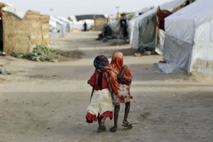 Ami et Ashbu, âgées de 3 ans, traversant Zafaye, un camp de réfugiés, à 15 km de N’djamena, au Tchad. © Jerome Delay/AP/SIPA