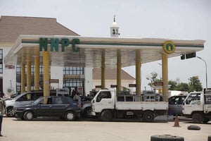 Des voitures font la queue à une station services de la compagnie nationale de pétrole à Abuja, le 10 avril 2016. © Sunday Alamba/AP/SIPA
