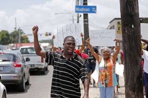 Des manifestants rassemblés devant un supermarché de Bâton Rouge, en Louisiane, où Alton Sterling, un Africain Américain de 37 ans ans a été tué lors d’une altercation avec la police, le 5 juillet. © Gerald Herbert/AP/SIPA