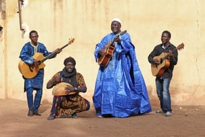 Le musicien malien et son groupe, à Bamako (2014). © sébastien rieussec/label bleu