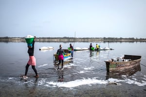 C’est le plus gros site d’extraction d’Afrique de l’Ouest, où travaillent nombre de Guinéens et de Maliens. Les femmes déchargent les barques, mais ne participent pas à la récolte. © Sylvain Cherkaoui pour JA