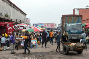 Scène quotidienne dans le quartier commerçant à proximité de l’avenue du Commerce et du grand marché de Kinshasa, capitale de la RDC, le 14 octobre 2014. © Philippe Martin pour Jeune Afrique