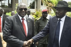 Riek Machar à gauche et Salva Kiir à droite, lors de leur premier meeting du gouvernement d’union nationale, le 29 avril 2016. © Jason Patinkin/AP/SIPA