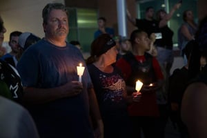 Une veillée à la mémoire des policiers tués, le 10 juillet à Dallas. © Laura Buckman/AFP