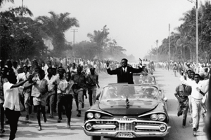 Moïse Tshombe est acclamé par une foule nombreuse après la déclaration de l’indépendance du Katanga, le 11 juillet 1960 à Elisabethville. © DR