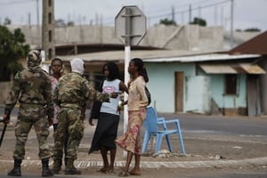 Contrôle d’identité dans une rue de Port-Gentil, suite aux violences post-électorales de 2009. © Rebecca Blackwell/AP/SIPA