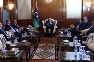 Le Premier ministre désigné du gouvernement libyen d’union nationale (GNA), Fayez al-Sarraj (c) et son gouvernement, le 11 juillet 2016 à Tripoli. © Mahmud Turkia/AFP