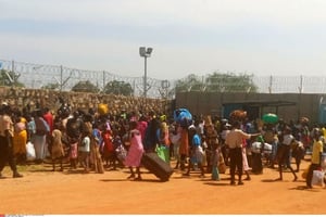 Des habitants de Djouba, la capitale du Soudan du Sud, cherchant refuge dans le camp du Programme alimentaire mondial le 10 juillet 2016. © Sinisa Marolt/AP/SIPA