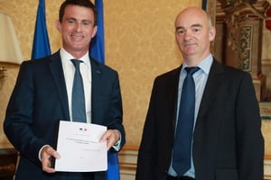 Le Premier ministre Manuel Valls et le professeur d’université Yannick L’Horty, le 12 juillet 2016 à Paris. © AFP / JACQUES DEMARTHON