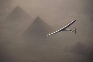 Solar Impulse 2, piloté par André Borschberg, vole au dessus des pyramides de Gizeh le 13 juillet 2016 en Égypte. © Jean Revillard / AFP