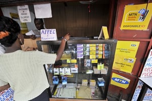Point de vente d’accessoires de téléphones portables et de crédit téléphonique, à Abidjan en avril 2012. © OLIVIER POUR JA