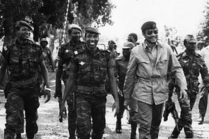 De g. à dr. : Blaise Compaoré, Thomas Sankara et l’ex-président ghanéen Jerry Rawlings, à Pô, le 28 septembre 1983. © Carrefour Africain/Archives JA
