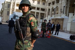 Un militaire devant le palais Qubbah, le 17 avril 2016. © GEAI LAURENCE/SIPA