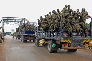 L’entrée d’un convoi militaire ougandais en territoire sud-soudanais, le 14 juillet 2016. © Isaac Kasamani/AFP