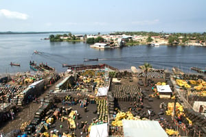 C’est par le port de Banana, à l’embouchure du fleuve Congo, que transite l’essentiel du trafic de carburant provenant de l’Angola. © Gwenn Dubourthoumieu pour J.A.