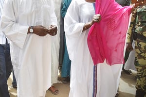 Saleh Kebzabo et son épouse au sortir d’un bureau de vote de N’Djamena, le 10 avril. © Issouf Sanogo/AFP