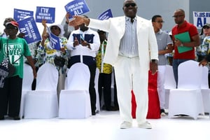 Le président sortant face à ses partisans, le 9 juillet à Libreville. © Samir Tounsi/AFP