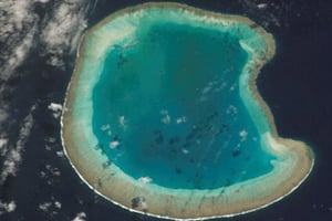 L’atoll Bassas da india des îles Éparses, au large de Madagascar, le 11 juillet 2002. © Nasa