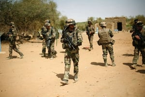 Des soldats français sécurisent une zone à l’entrée de Gao, au Mali, le 10 février 2013 (photo d’illustration). © Jerome Delay/AP/SIPA