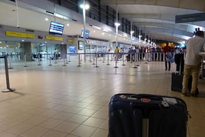 Hall d’embarquement de l’aéroport international Félix-Houphouët-Boigny à Abidjan, le 23 janvier 2016. © Citizen59/Wikimedia Commons