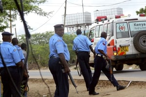 Des policiers kényans devant l’université de Garissa, 2 avril 2015. © AP/SIPA