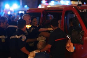 Des blessés évacués par les pompiers, à Nice le 15 juillet 2016. © VALERY HACHE/AFP