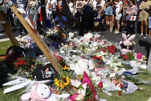 Des personnes rendent hommages aux victimes de l’attaque terroriste qui a fait au moins 84 morts à Nice le 14 juillet. © Francois Mori/AP/SIPA