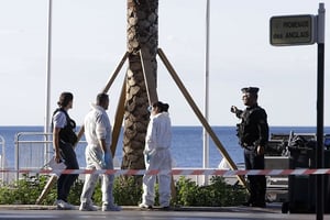 Des policiers sur la Promenade des Anglais au lendemain de l’attentat du 14 juillet à Nice. © Claude Paris/AP/Sipa