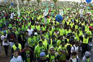 Des milliers de personnes défilent à Durban pour faire pression sur les participants à la 21e conférence internationale sur le sida qui s’ouvre lundi, le 16 juillet 2016, en Afrique du Sud. © Mathew Kay / AFP