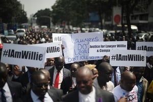 Des milliers de Kenyans manifestent le 5 juillet 2016 après le meurtre d’un avocat, de son client et de leur chauffeur © afp.com – TONY KARUMBA