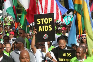 Des milliers de personnes défilent à Durban pour faire pression sur les participants à la 21e conférence internationale sur le sida qui s’ouvrait le 16 juillet 2016, en Afrique du Sud. © AP/SIPA