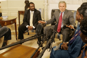 Alfred Taban et George W. Bush à Washington le 27 juin 2006. © AFP