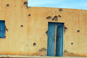 Murs d’une maison marquée par les affrontements entre forces de sécurité et jihadistes, près de Ben Gherdane, le 8 mars 2016. © AP/SIPA