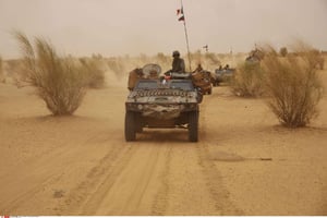 Des forces françaises patrouillant dans le nord du Mali le long de la frontière avec le Niger, en juin 2015. © Maeva Bambuck/AP/SIPA