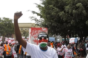 Des centaines de manifestants réunis à Nairobi  contre les violences policières, le 4 juillet 2016. © Khalil Senosi/AP/SIPA
