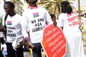 Des manifestants protestent à Dakar le 22 avril 2016 contre la violation des droits de l »homme en Gambie. © AFP
