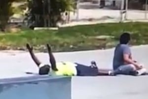 Capture d’écran de la vidéo de Charles Kinsey, à terre et les mains en l’air, avant que la police ne lui tire dessus. © DR / YouTube