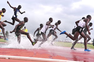 Le champion olympique Ezekiel Kemboi (2e à g.) et les concurrents du 3	000 m steeple lors de la course qualificative pour les JO, le 1er juillet, à Eldoret. © Simon Maina/AFP