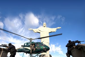 Rio de Janeiro,
avril 2013. Sous
les yeux du Christ Rédempteur,
une unité des forces
spéciales
à l’entraînement. © O Globo/ZUMA/REA